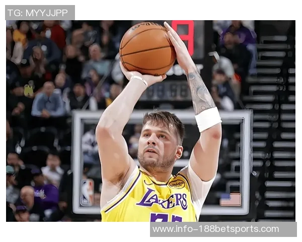 东契奇腰部不适第三节提前离场第四节回归替补席引发球迷关注